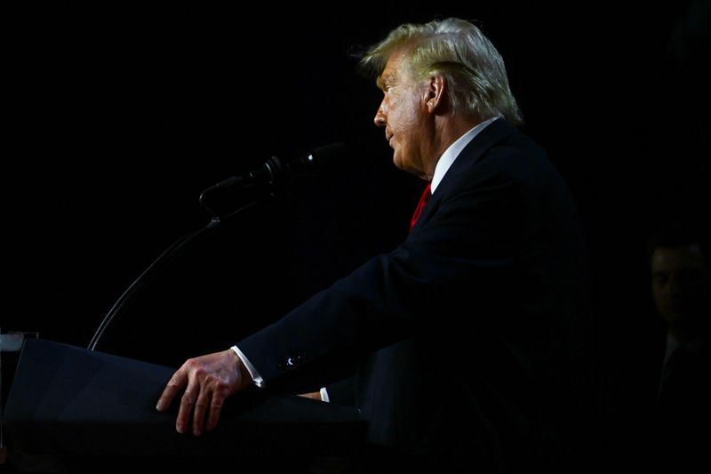 &copy; Reuters. Republican presidential nominee and former U.S. President Donald Trump takes the stage following early results from the 2024 U.S. presidential election in Palm Beach County Convention Center, in West Palm Beach, Florida, U.S., November 6, 2024. REUTERS/Ca