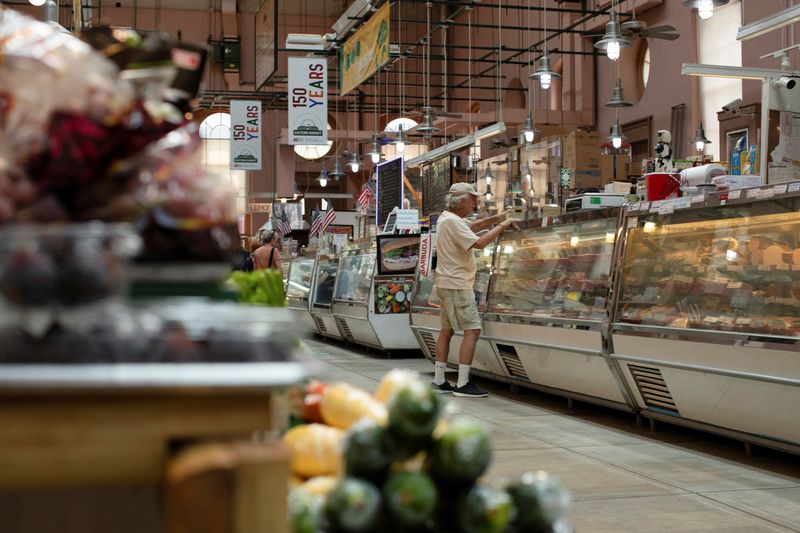 &copy; Reuters. Pessoas fazem compras em mercado em Washingtonn14/08/2024 REUTERS/Kaylee Greenlee Beal