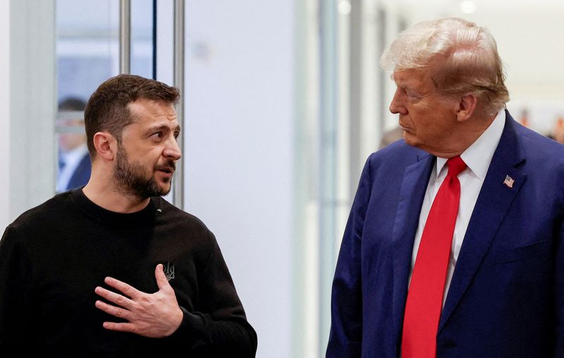 © Reuters. Republican presidential nominee and former U.S. President Donald Trump and Ukraine's President Volodymyr Zelenskiy meet at Trump Tower in New York City, U.S., September 27, 2024.  REUTERS/Shannon Stapleton/File Photo