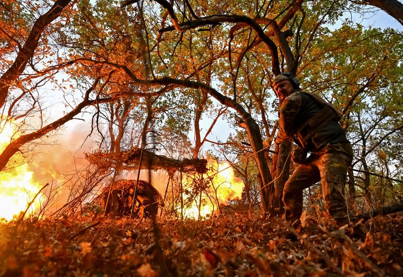 © Reuters. FILE PHOTO: A Ukrainian service member from the special police unit Hyzhak (Predator) fires a howitzer D30 towards Russian troops, amid Russia's attack on Ukraine, near the frontline city of Toretsk, Ukraine October 25, 2024. REUTERS/Stringer/File photo