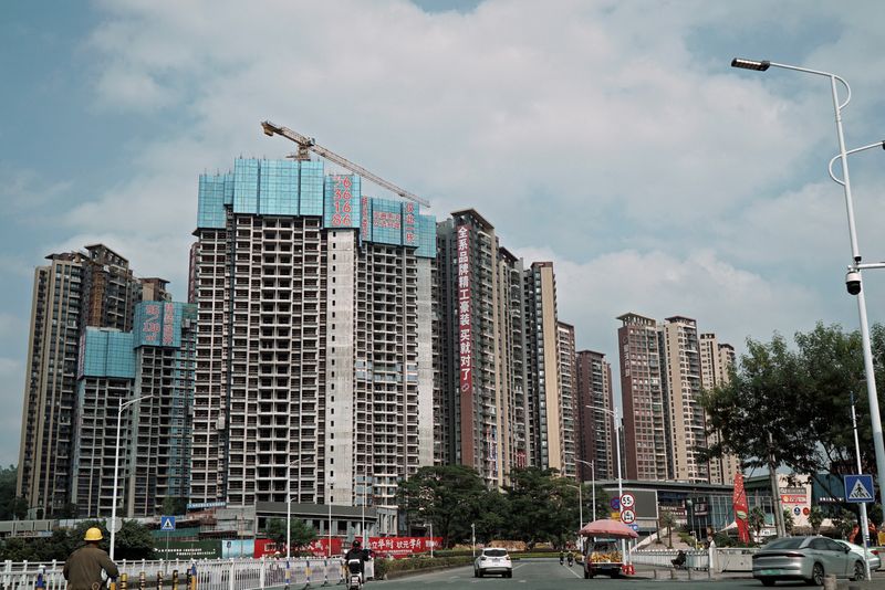 © Reuters. FILE PHOTO: Sale signs adorn residential buildings under construction in Huizhou, Guangdong province, China October 10, 2024. REUTERS/Nicoco Chan/File Photo