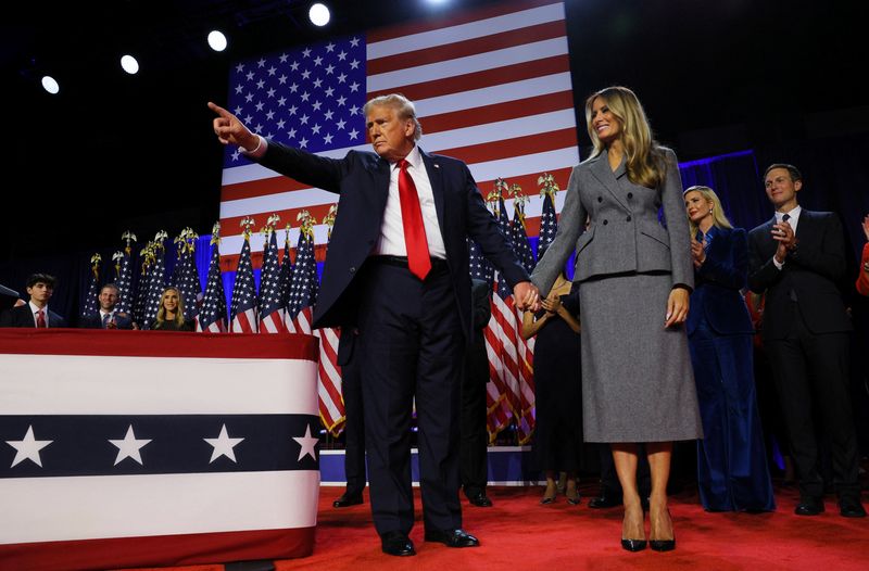 © Reuters. Republican presidential nominee former U.S. President Donald Trump gestures next to his wife Melania Trump, following early results from the 2024 U.S. presidential election in Palm Beach County Convention Center, in West Palm Beach, Florida, U.S., November 6, 2024.  REUTERS/Brian Snyder