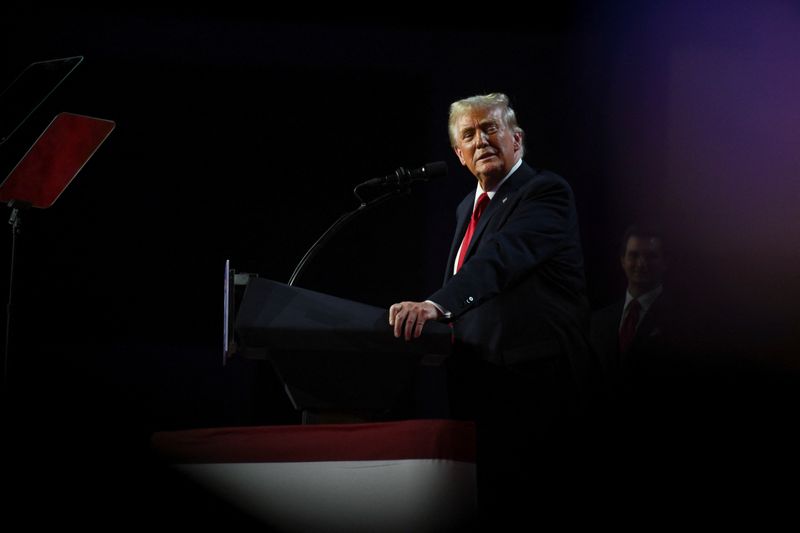 © Reuters. Republican presidential nominee and former U.S. President Donald Trump takes the stage following early results from the 2024 U.S. presidential election in Palm Beach County Convention Center, in West Palm Beach, Florida, U.S., November 6, 2024. REUTERS/Callaghan O'Hare