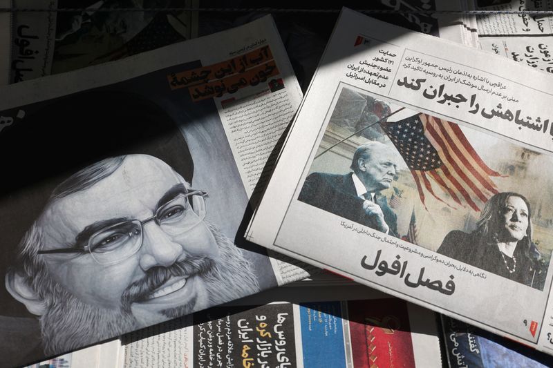 © Reuters. A newspaper with a picture of Republican presidential nominee and former U.S. President Donald Trump and Democratic presidential nominee U.S. Vice President Kamala Harris is seen next to a newspaper with a picture of late Lebanon's Hezbollah leader Sayyed Hassan Nasrallah, in Tehran, Iran November 6, 2024. Majid Asgaripour/WANA (West Asia News Agency) via REUTERS