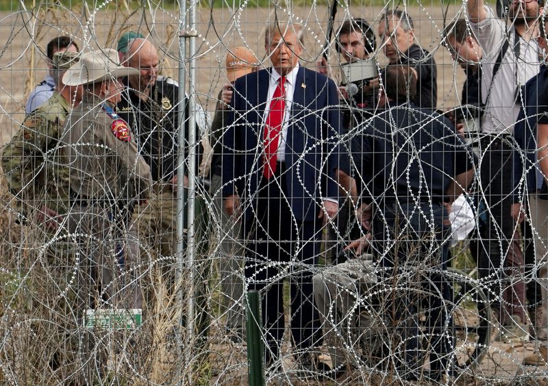 © Reuters. Republican presidential candidate and former U.S. President Donald Trump visits the U.S.-Mexico border at Eagle Pass, Texas, as seen from Piedras Negras, Mexico, February 29, 2024.  REUTERS/Go Nakamura/File Photo