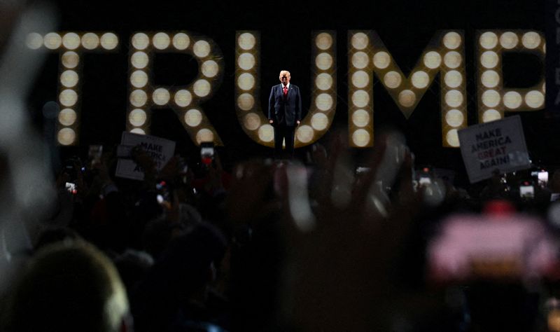 © Reuters. Republican presidential nominee and former U.S. President Donald Trump takes the stage on Day 4 of the Republican National Convention (RNC), at the Fiserv Forum in Milwaukee, Wisconsin, U.S., July 18, 2024. REUTERS/Callaghan O'hare/File Photo