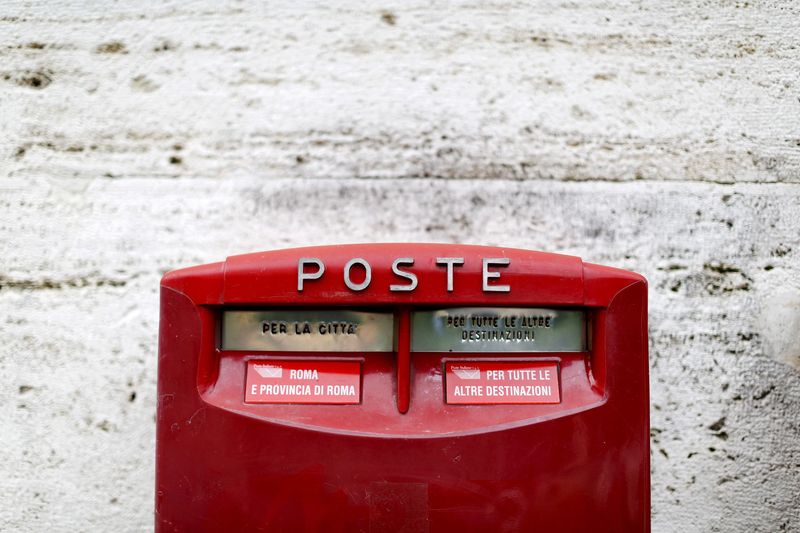 &copy; Reuters. Una cassetta postale di Poste Italiane è visibile nel centro di Roma, Italia, in questo 9 ottobre 2015. REUTERS/Alessandro Bianch