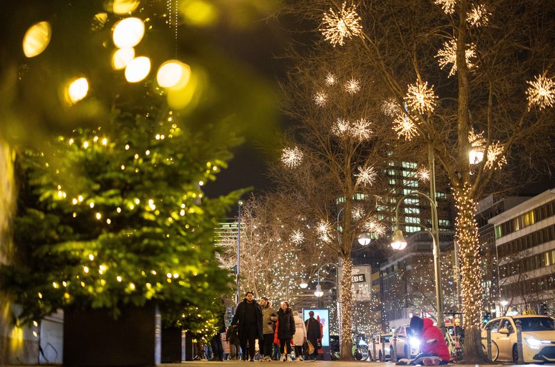 © Reuters. FILE PHOTO: People walk along the street near next to a department store during Christmas season in Berlin, Germany, December 18, 2023.  REUTERS/Lisi Niesner/File Photo