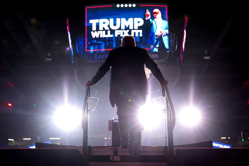 © Reuters. Republican presidential nominee and former U.S. President Donald Trump gets on stage to deliver remarks during a rally at Lee's Family Forum in Henderson, Nevada, U.S. October 31, 2024. REUTERS/Brendan McDermid/File Photo