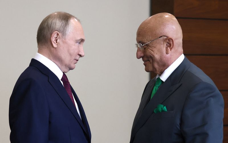 © Reuters. Russian President Vladimir Putin speaks to HSE University Dean of the Faculty of World Economy and International Affairs Sergey Karaganov before a plenary session of the St. Petersburg International Economic Forum (SPIEF) in Saint Petersburg, Russia June 7, 2024. Sputnik/Kirill Morozov/Pool via REUTERS/File Photo