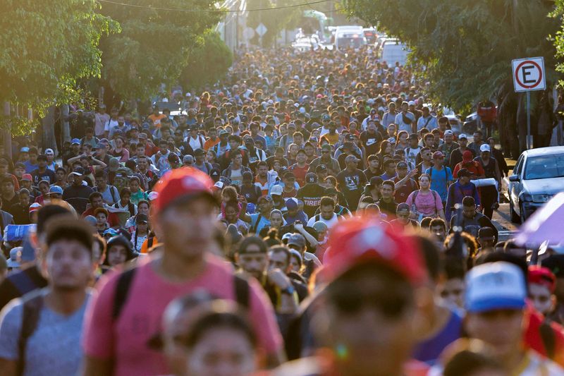 &copy; Reuters. Migrantes em Tapachula caminham em caravana na tentativa de chegar aos EUA fronteiran05/11/2024nREUTERS/Daniel Becerril