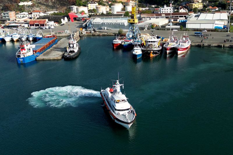 &copy; Reuters. FILE PHOTO: A drone view shows an Italian coast guard vessel departing for Italy with migrants, who were intercepted at sea and later detained at a reception facility in Albania, after a court in Rome overturned their detention orders, in Shengjin, Albani