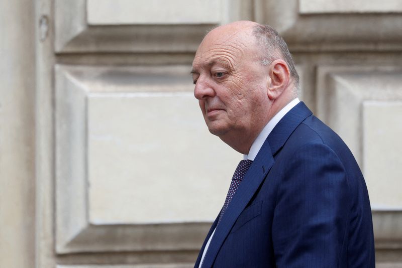 &copy; Reuters. Il ministro dell'Ambiente e della Sicurezza energetica Gilberto Pichetto Fratin cammina, nel giorno della prima riunione del nuovo governo a Palazzo Chigi, a Roma, Italia, 23 ottobre 2022. REUTERS/Remo Casilli