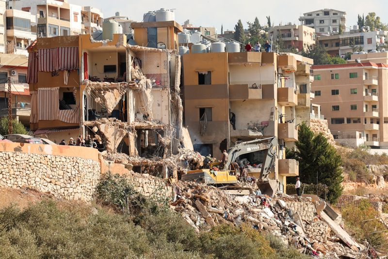 © Reuters. Civil defense members work at a site damaged in the aftermath of an Israeli strike, amid the ongoing hostilities between Hezbollah and Israeli forces, in Barja, Lebanon November 6, 2024. REUTERS/Aziz Taher