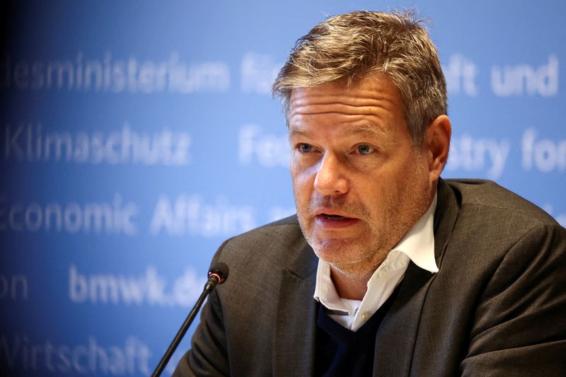 &copy; Reuters. Il ministro dell'Economia tedesco Robert Habeck ospita il 2° vertice europeo per la ricarica bidirezionale a Berlino, Germania, 23 ottobre 2024. REUTERS/Liesa Johannssen