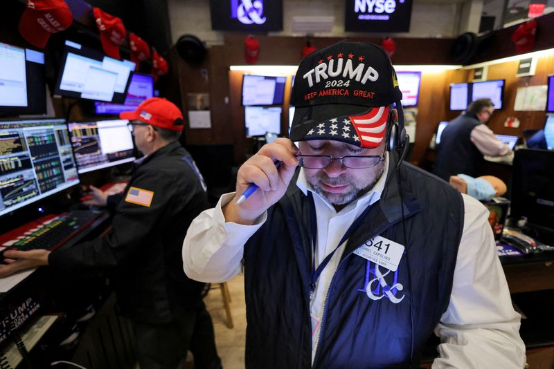 © Reuters. A trader wears a hat in support of Republican Donald Trump, after he won the U.S. presidential election, at the New York Stock Exchange (NYSE) in New York City, U.S., November 6, 2024. REUTERS/Andrew Kelly