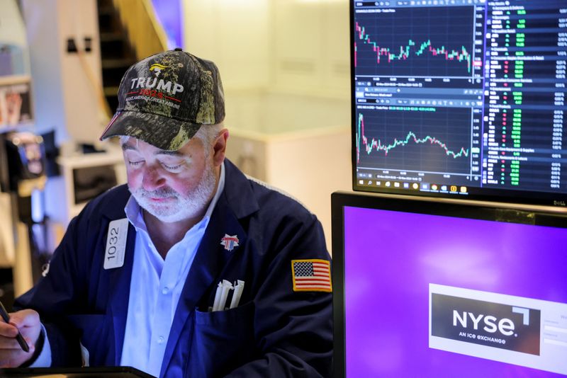 © Reuters. A trader wears a hat in support of Republican Donald Trump, after he won the U.S. presidential election, at the New York Stock Exchange (NYSE) in New York City, U.S., November 6, 2024. REUTERS/Andrew Kelly