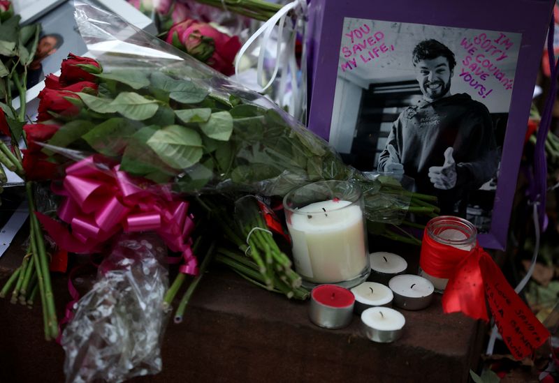 © Reuters. FILE PHOTO: Flowers and tributes are placed in memory of former One Direction singer Liam Payne, who was found dead after he fell from a third-floor hotel room balcony in Buenos Aires, in Manchester, Britain, October 21, 2024. REUTERS/Phil Noble/File Photo