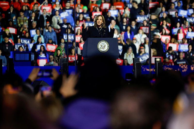 &copy; Reuters. Democratic presidential nominee U.S. Vice President Kamala speaks during a campaign rally, in Philadelphia, Pennsylvania, U.S., November 4, 2024. REUTERS/Rachel Wisniewski/File Photo