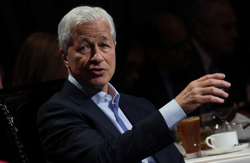 © Reuters. FILE PHOTO: Jamie Dimon, Chairman and Chief Executive officer (CEO) of JPMorgan Chase & Co. (JPM) speaks to the Economic Club of New York in Manhattan in New York City, U.S., April 23, 2024. REUTERS/Mike Segar/File Photo