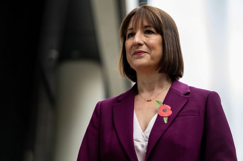 © Reuters. Britain's Chancellor of the Exchequer Rachel Reeves takes part in a TV interview outside BBC Broadcasting House after appearing on 'Sunday with Laura Kuenssberg' in London, Britain, November 3, 2024. REUTERS/Chris J. Ratcliffe/File Photo