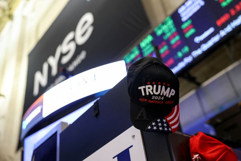 © Reuters. A view shows a hat in support of Republican Donald Trump, after he won the U.S. presidential election, at the New York Stock Exchange (NYSE) in New York City, U.S., November 6, 2024. REUTERS/Andrew Kelly