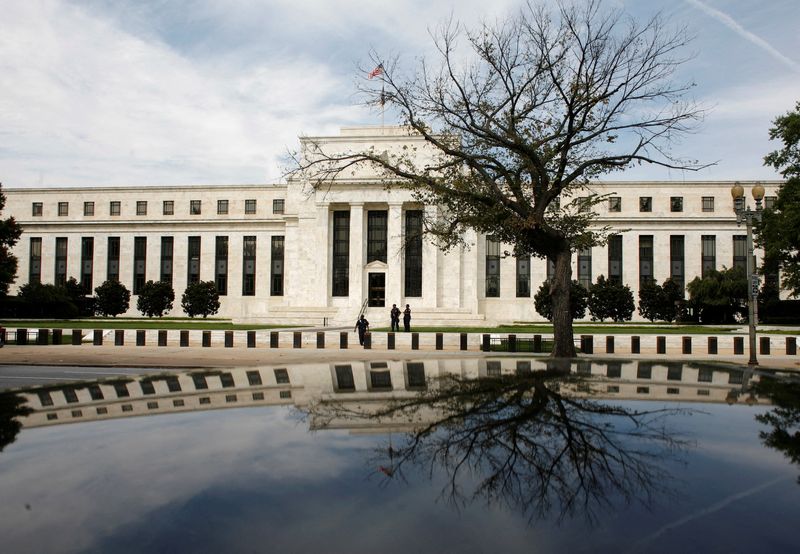 © Reuters. The Federal Reserve building is reflected on a car in Washington September 16, 2008. REUTERS/Jim Young/File Photo