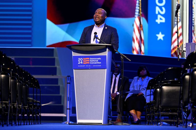 © Reuters. Democratic National Committee Chairman Jaime Harrison speaks at the podium opening ahead of the Democratic National Convention (DNC) at the United Center in Chicago, Illinois, USA August 15, 2024 REUTERS/Vincent Alban/File Photo