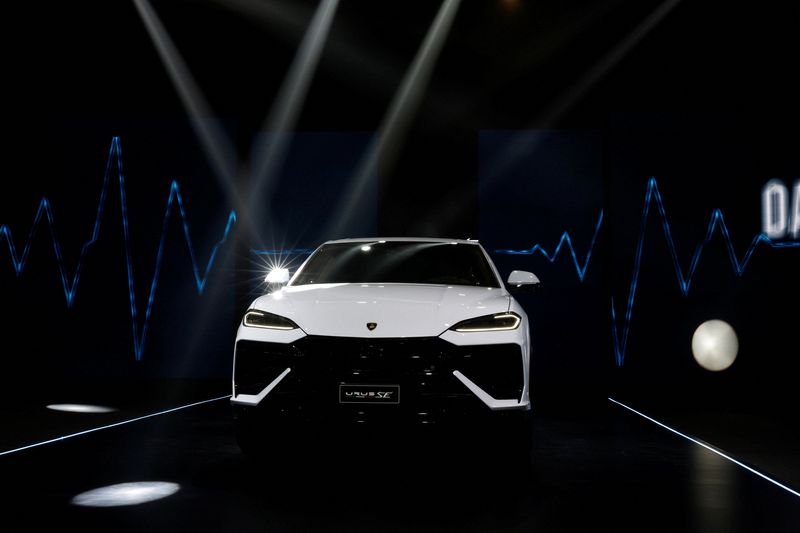 &copy; Reuters. FILE PHOTO: The Lamborghini Urus SE, a hybrid SUV car is presented during its launch in New Delhi, India, August 9, 2024. REUTERS/Priyanshu Singh/File Photo