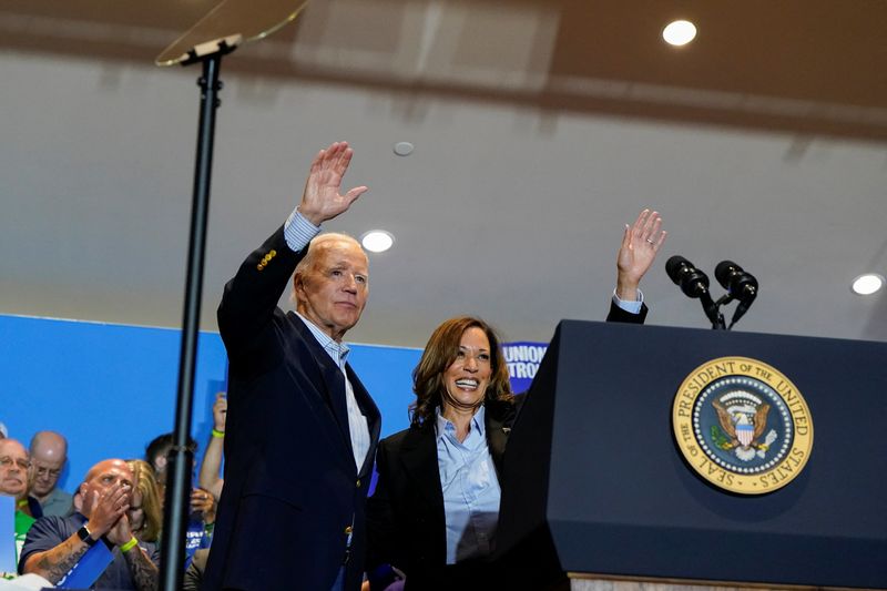 © Reuters. U.S. President Joe Biden and Democratic presidential nominee and U.S. Vice President Kamala Harris wave during a Labor Day campaign event, at IBEW Local Union #5 in Pittsburgh, Pennsylvania, U.S., September 2, 2024. REUTERS/Elizabeth Frantz/File Photo