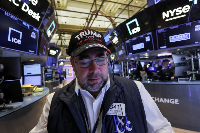 &copy; Reuters. Un trader indossa un cappello a sostegno del repubblicano Donald Trump, dopo la sua vittoria alle elezioni presidenziali statunitensi, alla Borsa di New York (NYSE) a New York City, Stati Uniti, 6 novembre 2024. REUTERS/Andrew Kelly