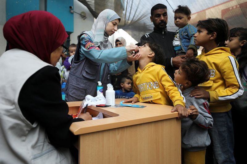 &copy; Reuters. Palestinian children are vaccinated against polio during the second round of a vaccination campaign, amid the Israel-Hamas conflict, in Gaza City, November 2, 2024. REUTERS/Dawoud Abu Alkas/File Photo