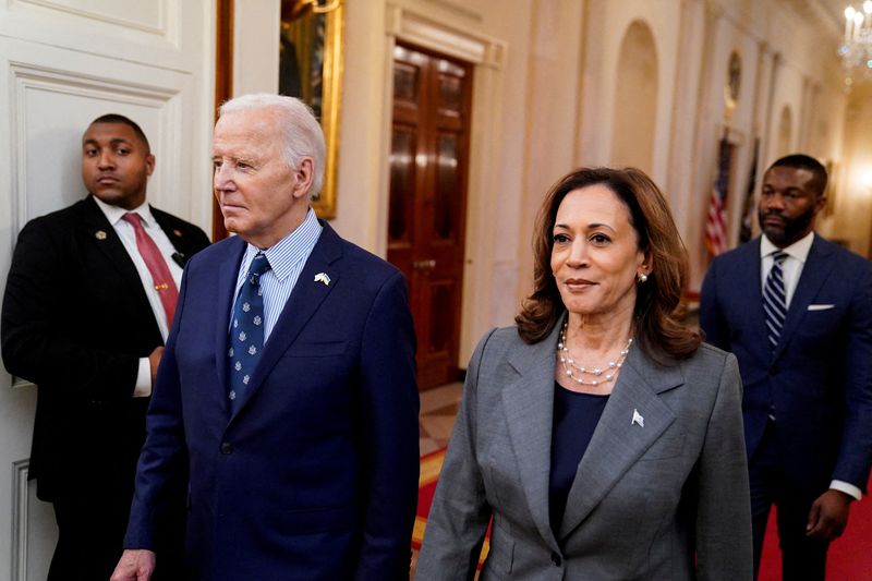 &copy; Reuters. O presidente dos EUA, Joe Biden, e a então candidata democrata à Presidência, Kamala Harris, caminham na Casa Branca em Washington, EUAn26/09/2024nREUTERS/Elizabeth Frantz