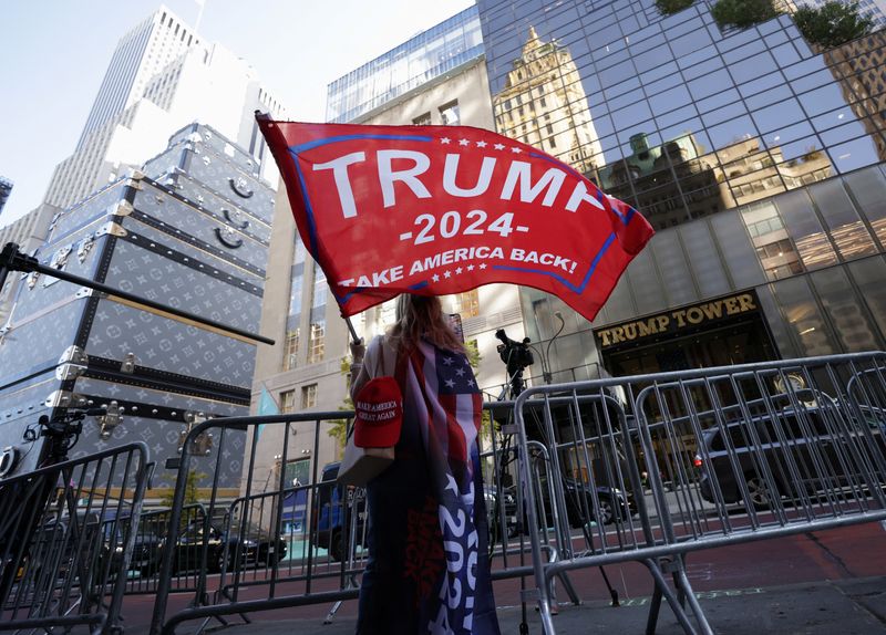 &copy; Reuters. A person waves a Trump flag outside Trump Tower, after U.S. President-elect Donald Trump won the presidential election, in New York City, U.S., November 6, 2024.  REUTERS/Kent J. Edwards