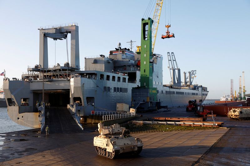 © Reuters. US army vehicles including tanks are brought ashore in the Netherlands as military units are transported to Poland and Lithuania as part of a NATO mission to strengthen the alliance's eastern flank following Russia's invasion of Ukraine, in Vlissingen, Netherlands January 11, 2023. REUTERS/Piroschka van de Wouw TPX IMAGE TODAY