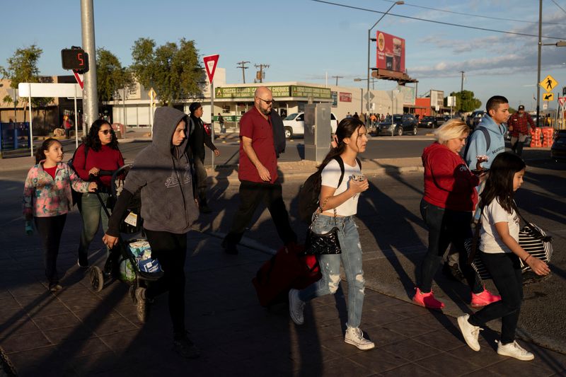 &copy; Reuters. FILE PHOTO: People walk to the pedestrian crossing at the San Luis Port of Entry, in the heavily Hispanic Yuma County, a Democratic stronghold in the southwestern corner of Arizona along the Mexico border, in San Luis, Arizona, U.S., November 17, 2023. RE