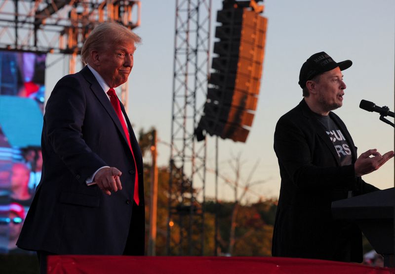 © Reuters. Tesla CEO and X owner Elon Musk speaks next to Republican presidential nominee and former U.S. president Donald Trump during a campaign rally, at the site of the July assassination attempt against Trump, in Butler, Pennsylvania, U.S., October 5, 2024. REUTERS/Brian Snyder/File Photo