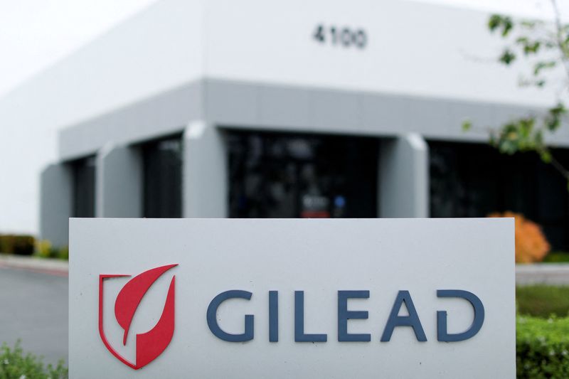 &copy; Reuters. FILE PHOTO: Gilead Sciences  in Oceanside, California, U.S., April 29, 2020. REUTERS/Mike Blake/File Photo