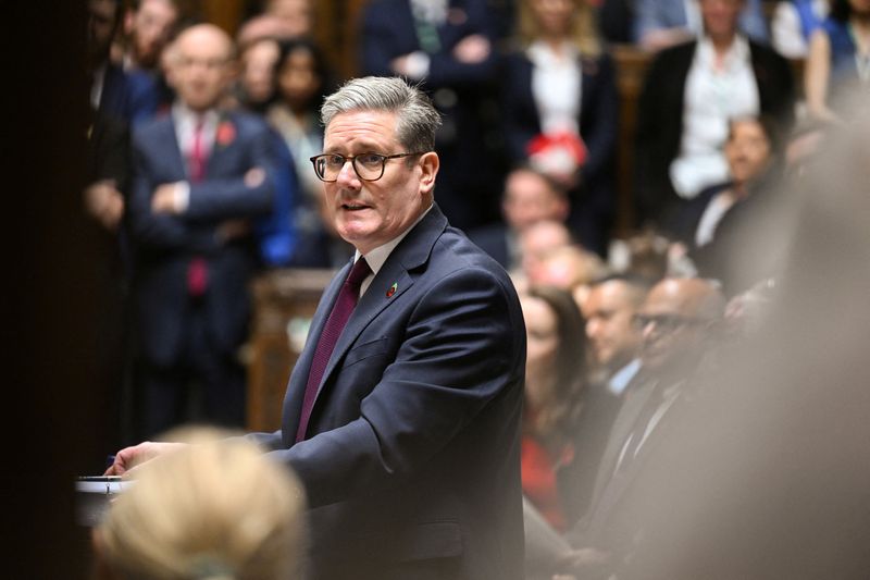 © Reuters. FILE PHOTO: Britain's Prime Minister Keir Starmer speaks during Prime Minister's Questions at the House of Commons in London, Britain November 6, 2024. House of Commons/Handout via REUTERS/File Photo