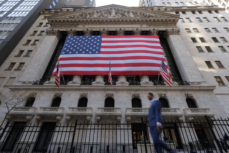 © Reuters. U.S. flags hang on the building of the New York Stock Exchange (NYSE), after U.S. President-elect Donald Trump won the presidential election, in New York City, U.S., November 6, 2024. REUTERS/Andrew Kelly