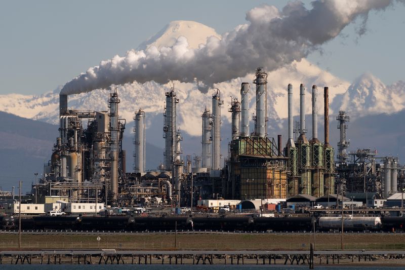 &copy; Reuters. FILE PHOTO: A general view shows Marathon Petroleum's oil refinery, following Russia's invasion of Ukraine, in Anacortes, Washington, U.S., March 9, 2022.  REUTERS/David Ryder/File Photo