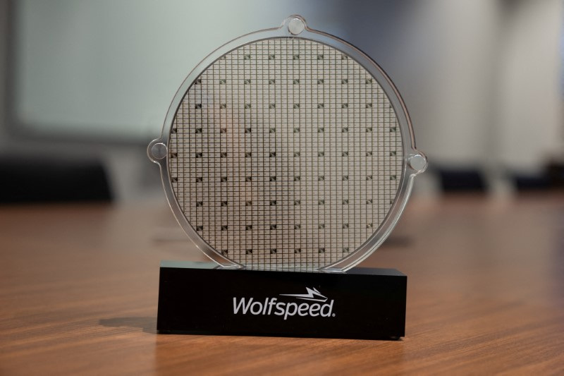 &copy; Reuters. FILE PHOTO: U.S. power chip maker Wolfspeed’s silicon carbide 200mm wafer is seen on display at Wolfspeed’s Mohawk Valley Fab in Marcy, New York, U.S., April 2022. REUTERS/File Photo