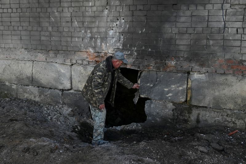 © Reuters. A resident inspects his apartment building hit by a Russian drone strike, amid Russia's attack on Ukraine, in the village of Krasylivka, Chernihiv region, Ukraine November 3, 2024. REUTERS/Maksym Kishka/File Photo