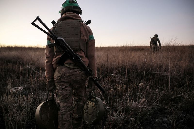 © Reuters. FILE PHOTO: Sappers of the 24th mechanized brigade prepare to install anti-tank landmines, amid Russia's attack on Ukraine, on the outskirts of the town of Chasiv Yar in the Donetsk region, Ukraine October 30, 2024. Oleg Petrasiuk/Press Service of the 24th King Danylo Separate Mechanized Brigade of the Ukrainian Armed Forces/Handout via REUTERS/File Photo 