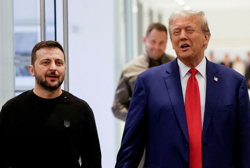 &copy; Reuters. FILE PHOTO: Republican presidential nominee and former U.S. President Donald Trump and Ukraine's President Volodymyr Zelenskiy meet at Trump Tower in New York City, U.S., September 27, 2024.  REUTERS/Shannon Stapleton/File Photo