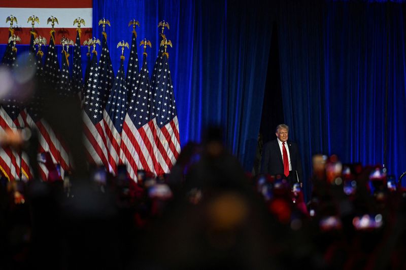 © Reuters. Republican presidential nominee and former U.S. President Donald Trump takes the stage following early results from the 2024 U.S. presidential election in Palm Beach County Convention Center, in West Palm Beach, Florida, U.S., November 6, 2024. REUTERS/Callaghan O'Hare