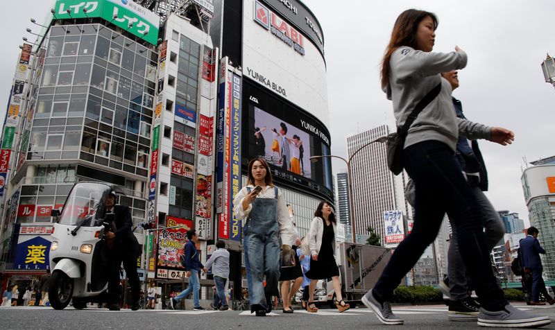 &copy; Reuters. FILE PHOTO: People cross a street in the Shinjuku shopping and business district in Tokyo, Japan May 17, 2017. Picture taken May 17, 2017.   REUTERS/Toru Hanai/File Photo