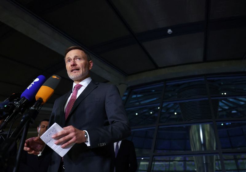 © Reuters. Outgoing German Finance Minister Christian Lindner of the Free Democratic party (FDP) gives a statement at the Bundestag, Germany's lower house of parliament, after he was sacked by German Chancellor Olaf Scholz following a meeting with the heads of the so-called 