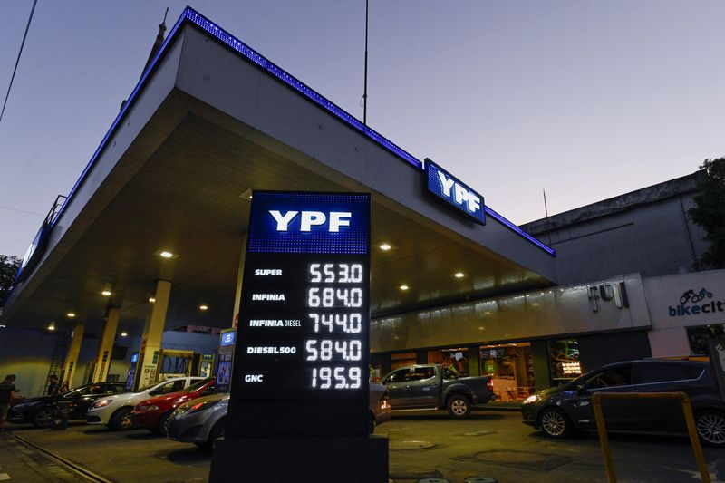 © Reuters. FILE PHOTO: Petrol prices are seen on a billboard at a YPF gas station, as Argentina is battling with an annual inflation heading towards 200%, in Buenos Aires, Argentina December 29, 2023. REUTERS/Martin Cossarini/File Photo