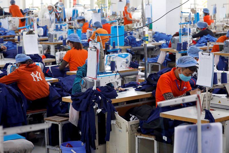 © Reuters. FILE PHOTO: Labourers work at Hung Viet garment export factory in Hung Yen province, Vietnam December 30, 2020. REUTERS/Kham/File Photo